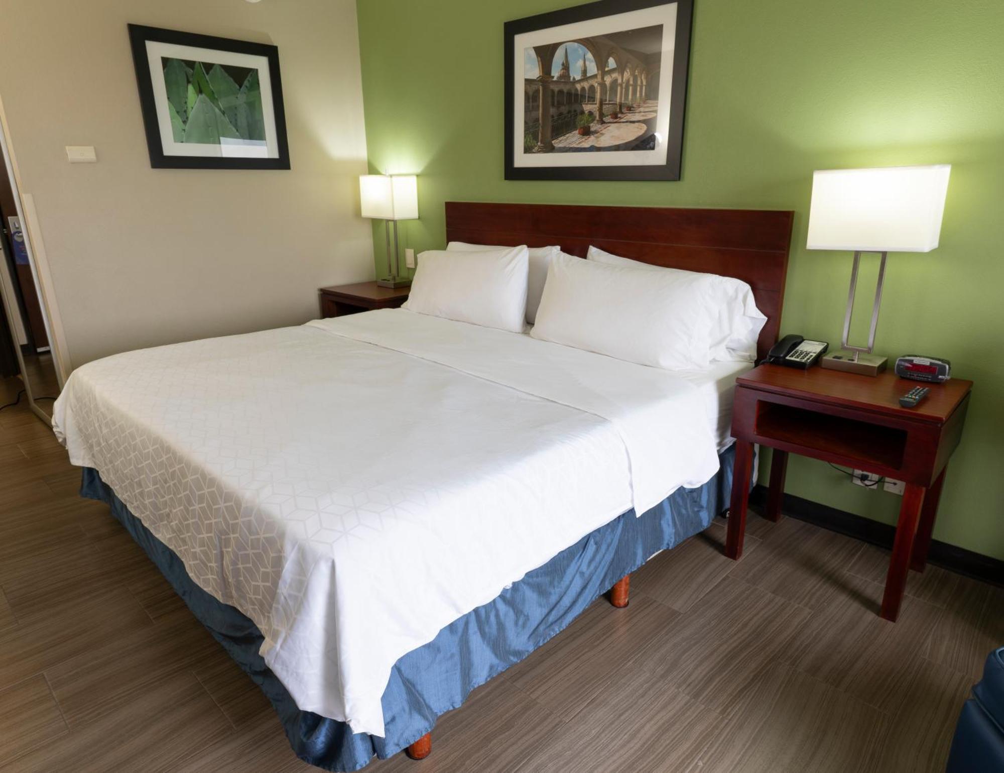 Holiday Inn Express Guadalajara Aeropuerto By Ihg Las Pintas Eksteriør bilde