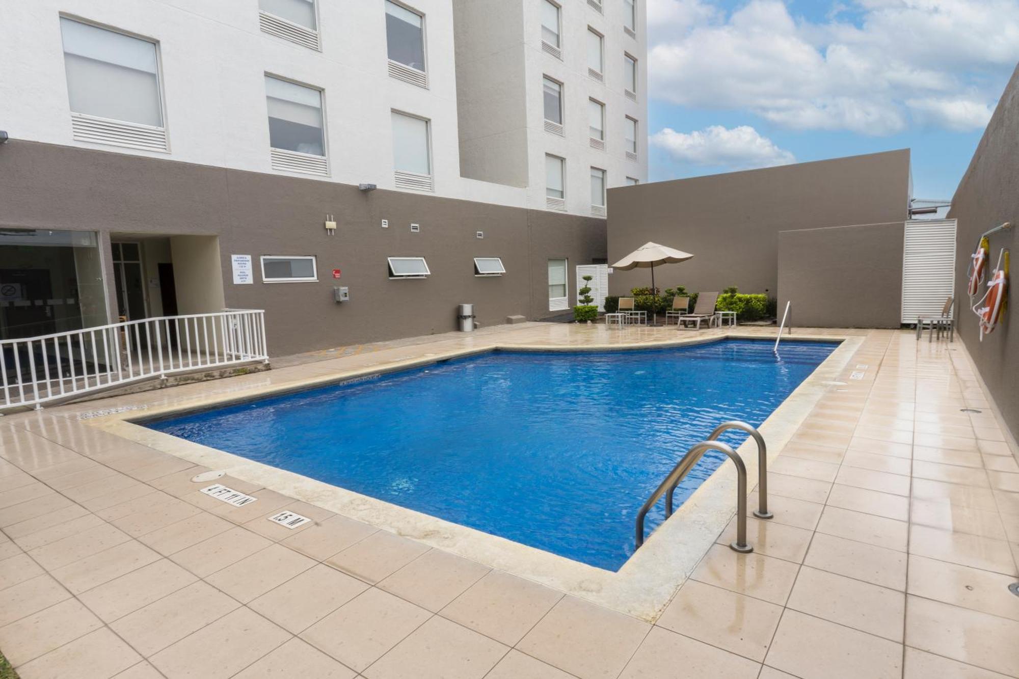 Holiday Inn Express Guadalajara Aeropuerto By Ihg Las Pintas Eksteriør bilde