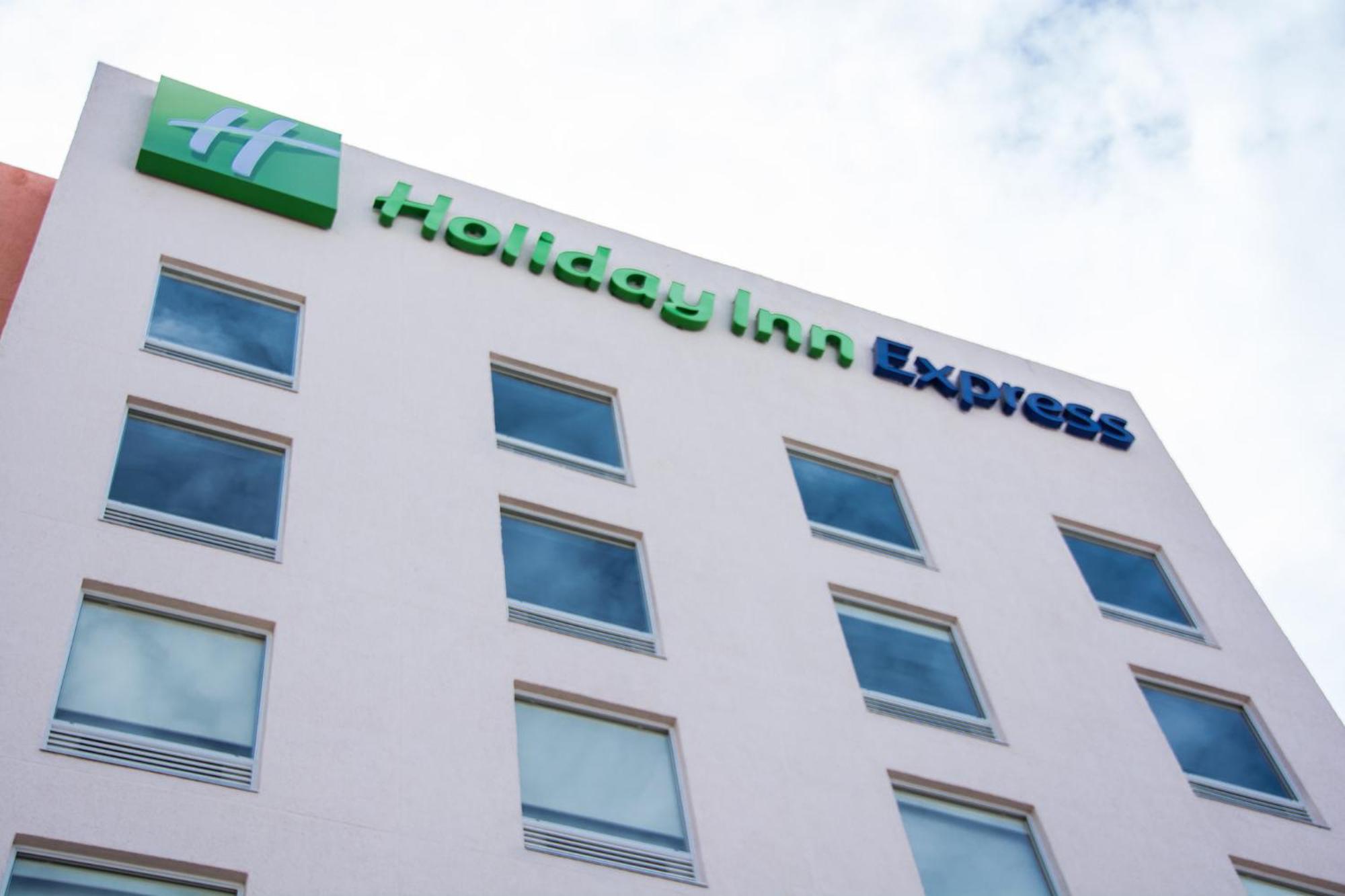 Holiday Inn Express Guadalajara Aeropuerto By Ihg Las Pintas Eksteriør bilde