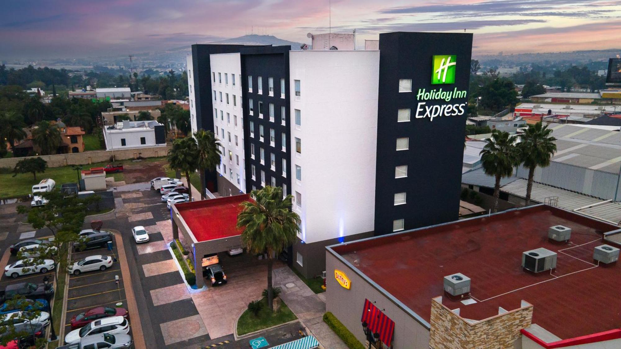 Holiday Inn Express Guadalajara Aeropuerto By Ihg Las Pintas Eksteriør bilde