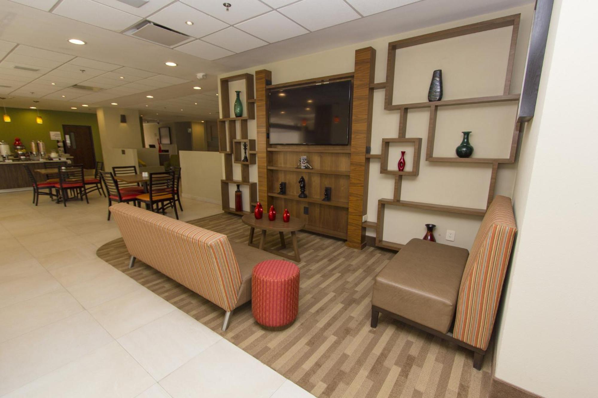 Holiday Inn Express Guadalajara Aeropuerto By Ihg Las Pintas Eksteriør bilde
