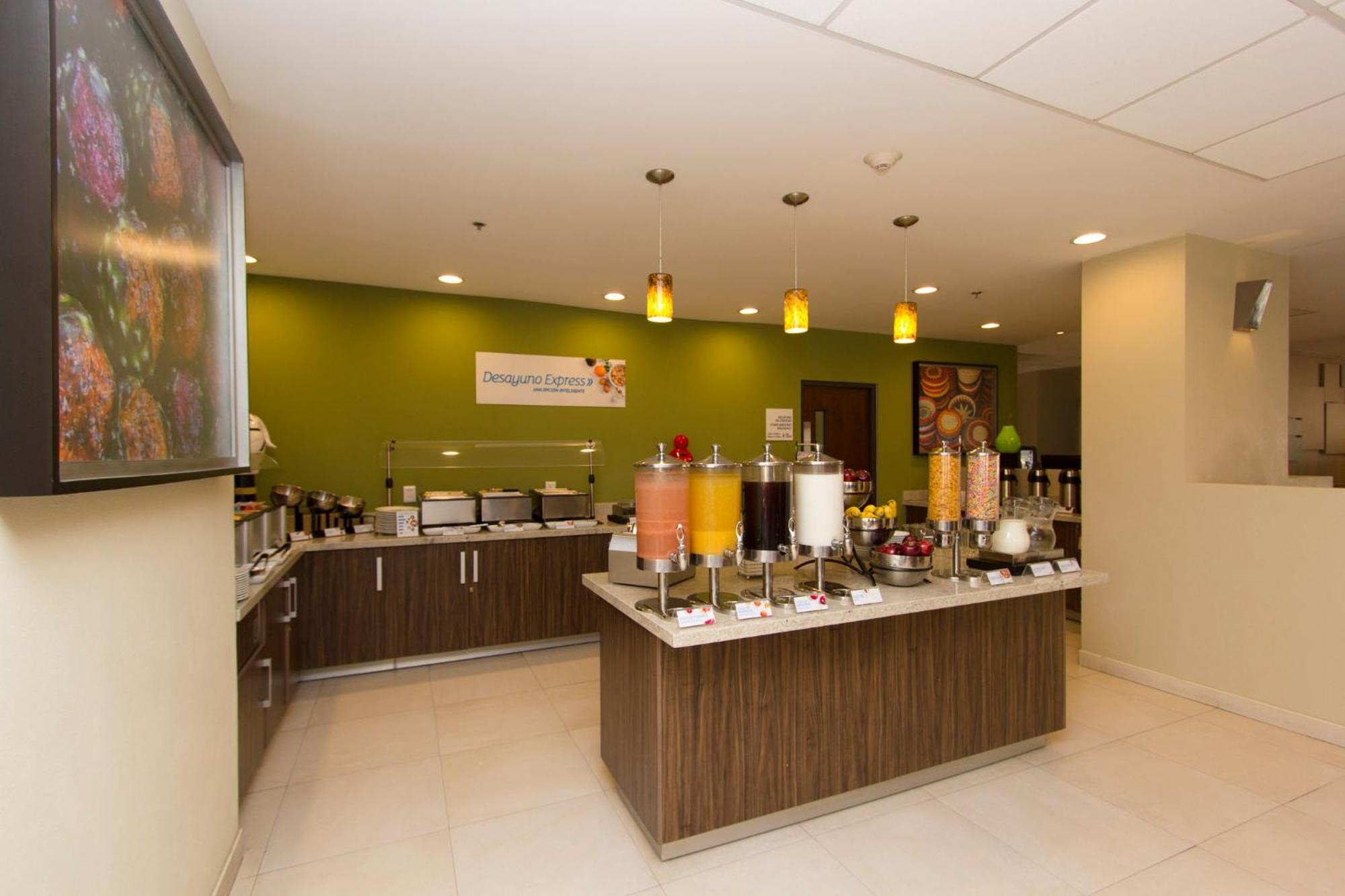 Holiday Inn Express Guadalajara Aeropuerto By Ihg Las Pintas Eksteriør bilde