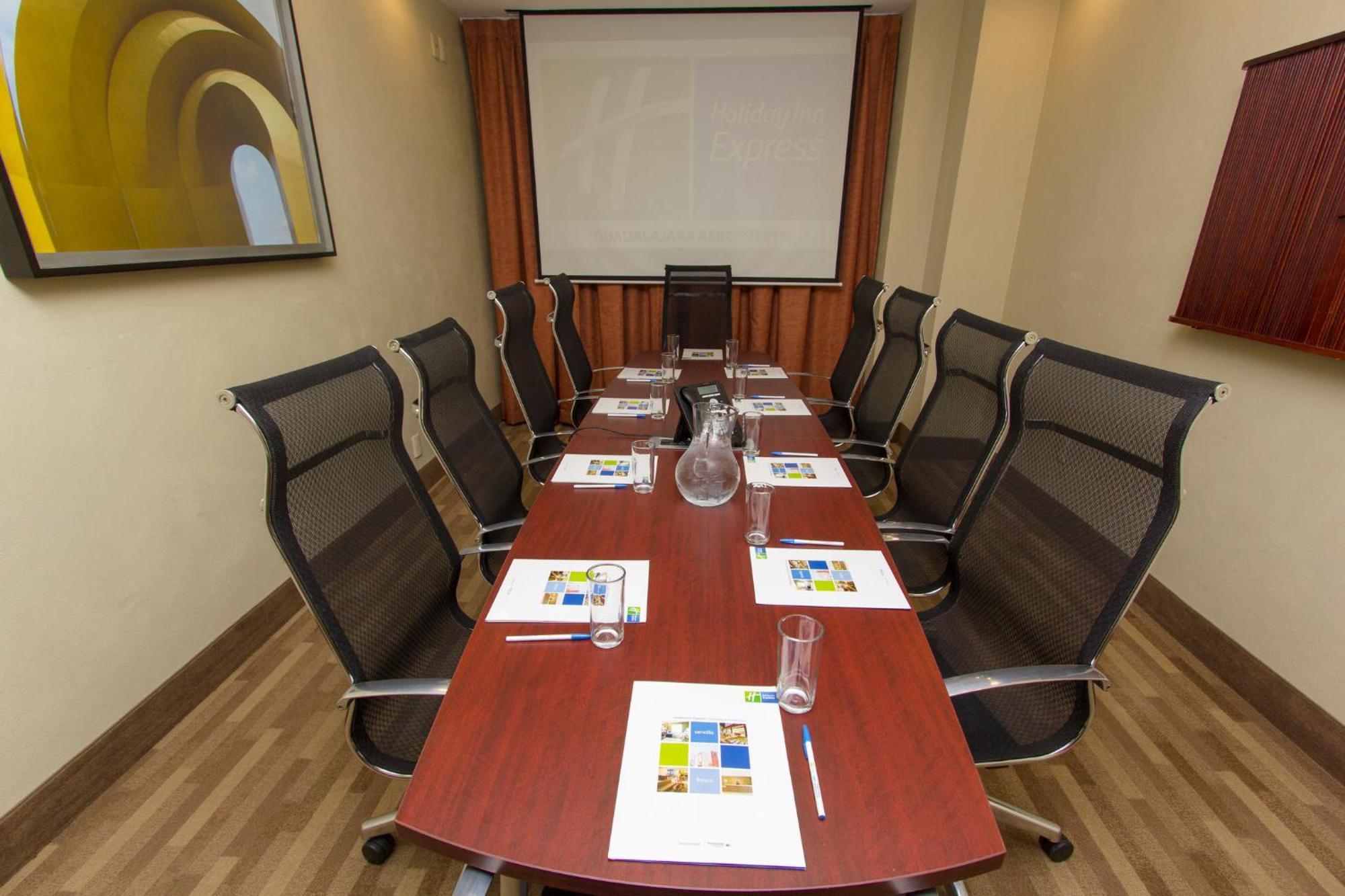 Holiday Inn Express Guadalajara Aeropuerto By Ihg Las Pintas Eksteriør bilde