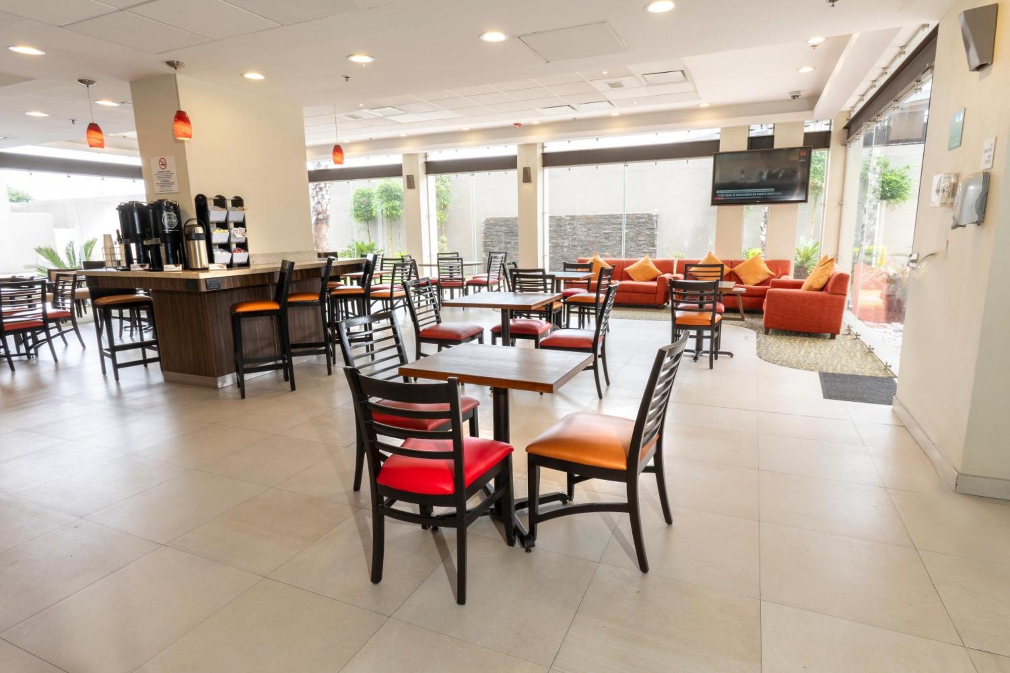 Holiday Inn Express Guadalajara Aeropuerto By Ihg Las Pintas Eksteriør bilde