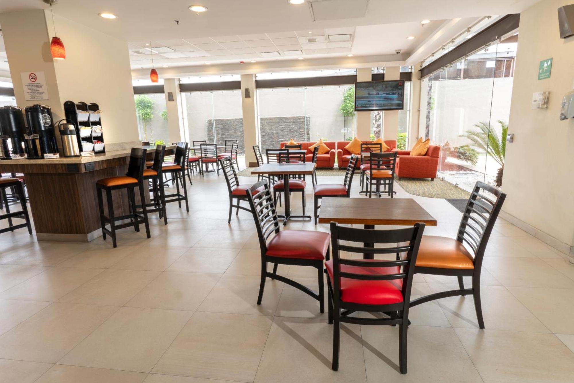 Holiday Inn Express Guadalajara Aeropuerto By Ihg Las Pintas Eksteriør bilde