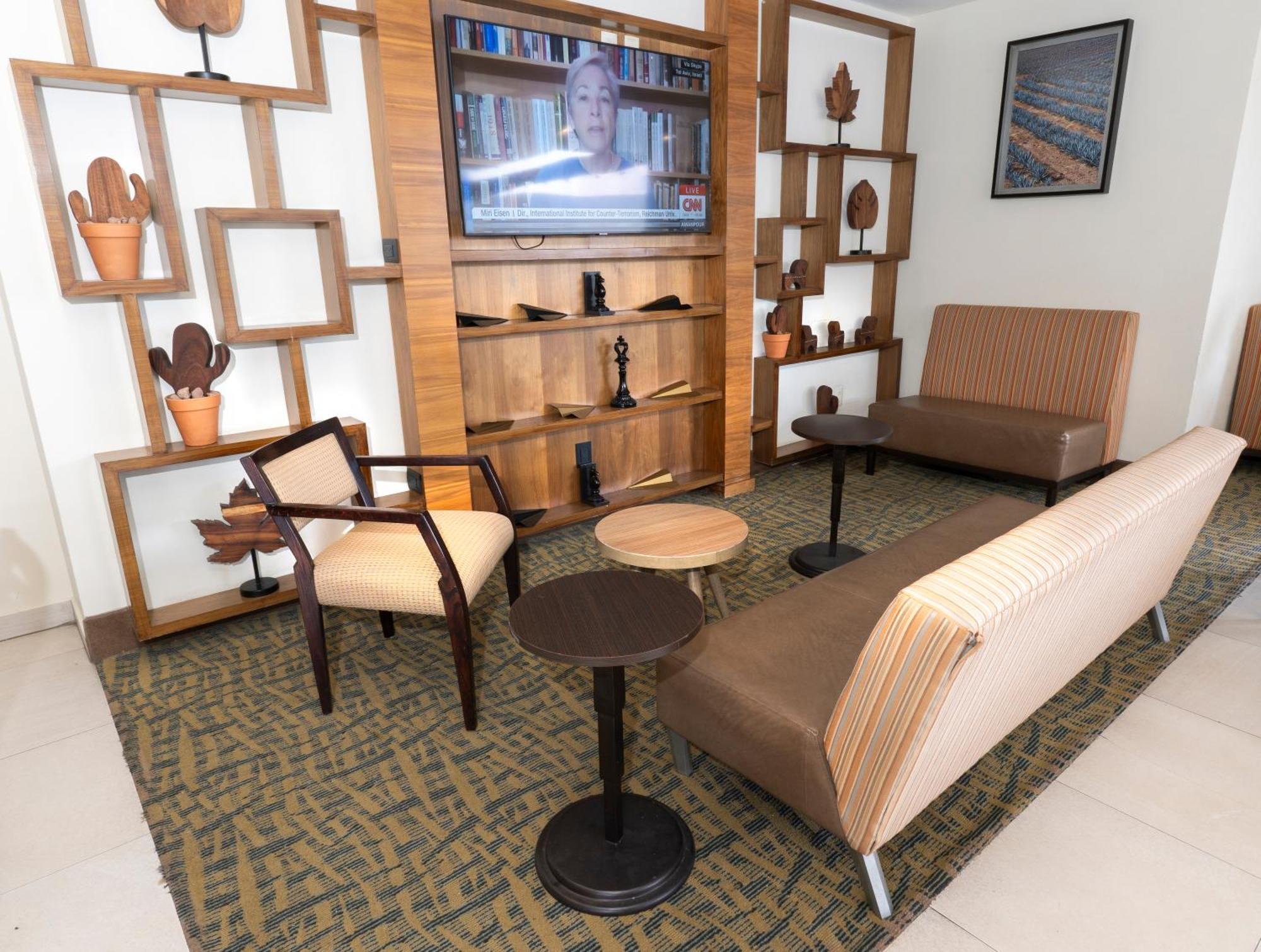 Holiday Inn Express Guadalajara Aeropuerto By Ihg Las Pintas Eksteriør bilde