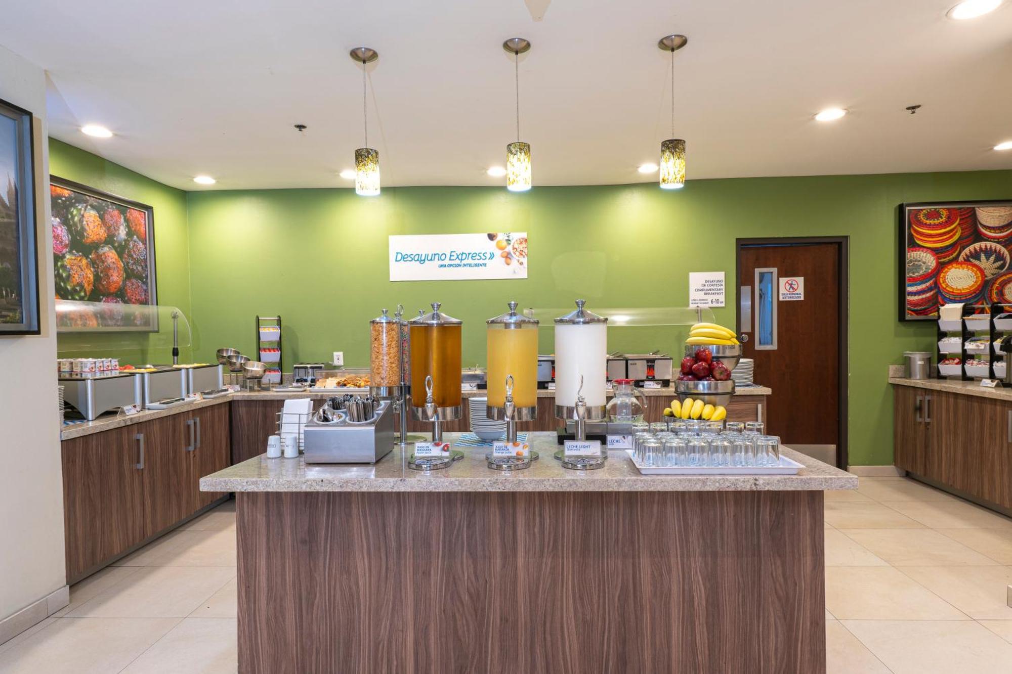 Holiday Inn Express Guadalajara Aeropuerto By Ihg Las Pintas Eksteriør bilde