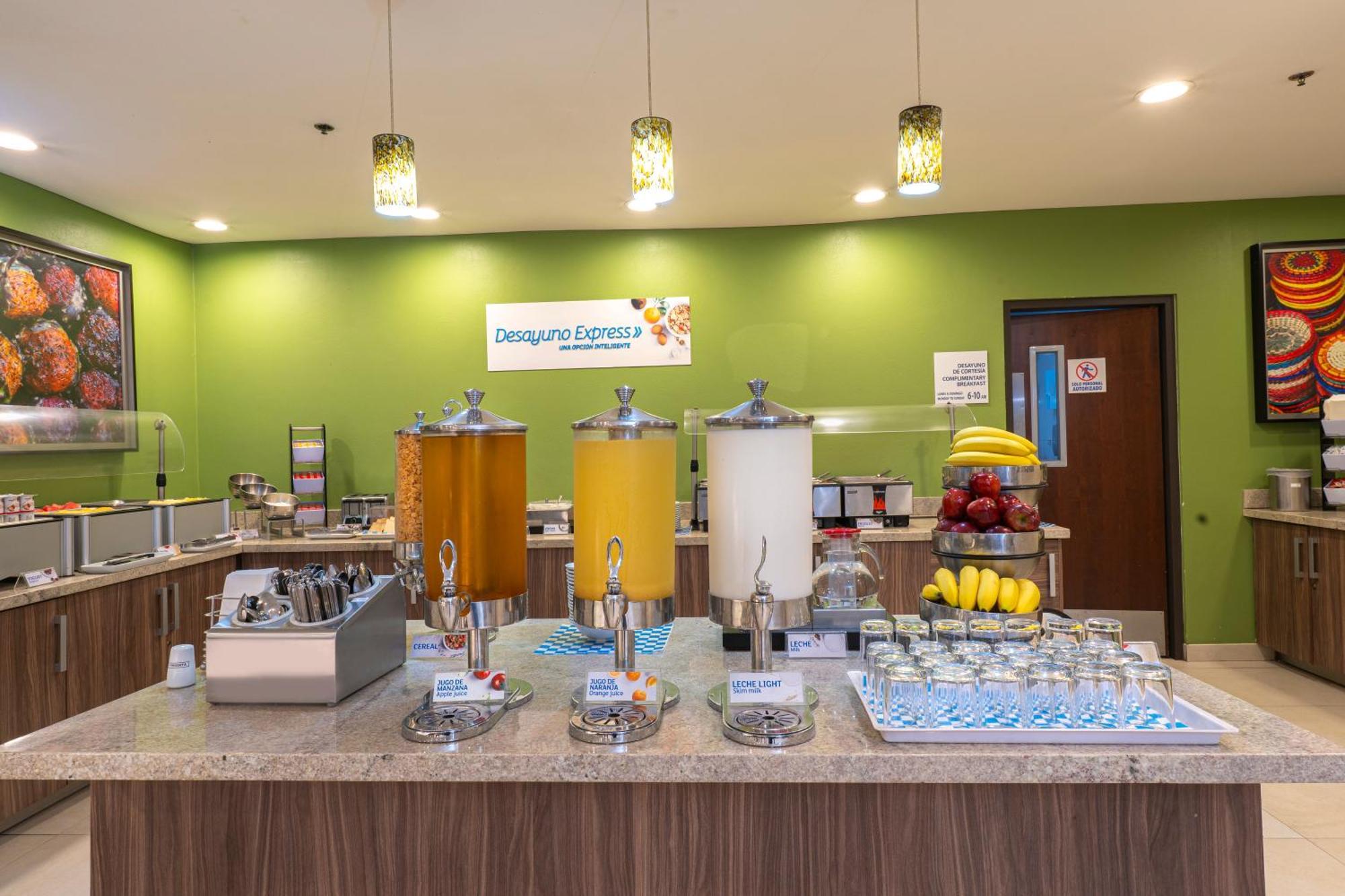 Holiday Inn Express Guadalajara Aeropuerto By Ihg Las Pintas Eksteriør bilde