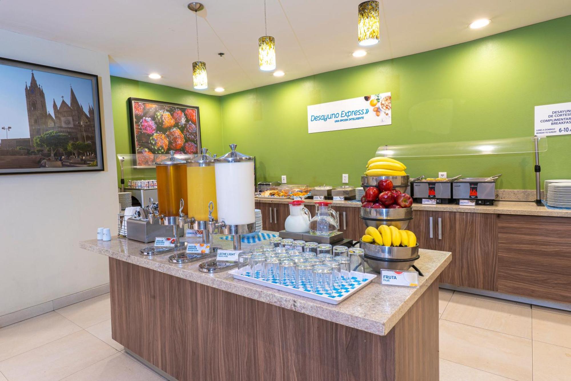 Holiday Inn Express Guadalajara Aeropuerto By Ihg Las Pintas Eksteriør bilde